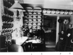 Fra kjøkkenet i Buchholmgården ca 1890. Fire kvinner samlet 