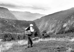 Kvinne med ryggsekk på tur i området mellom Fossli og Simada