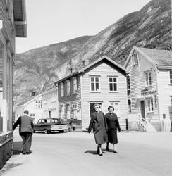 Gateliv - Lærdalsøyri i Lærdal i Sogn og Fjordane. 1965.