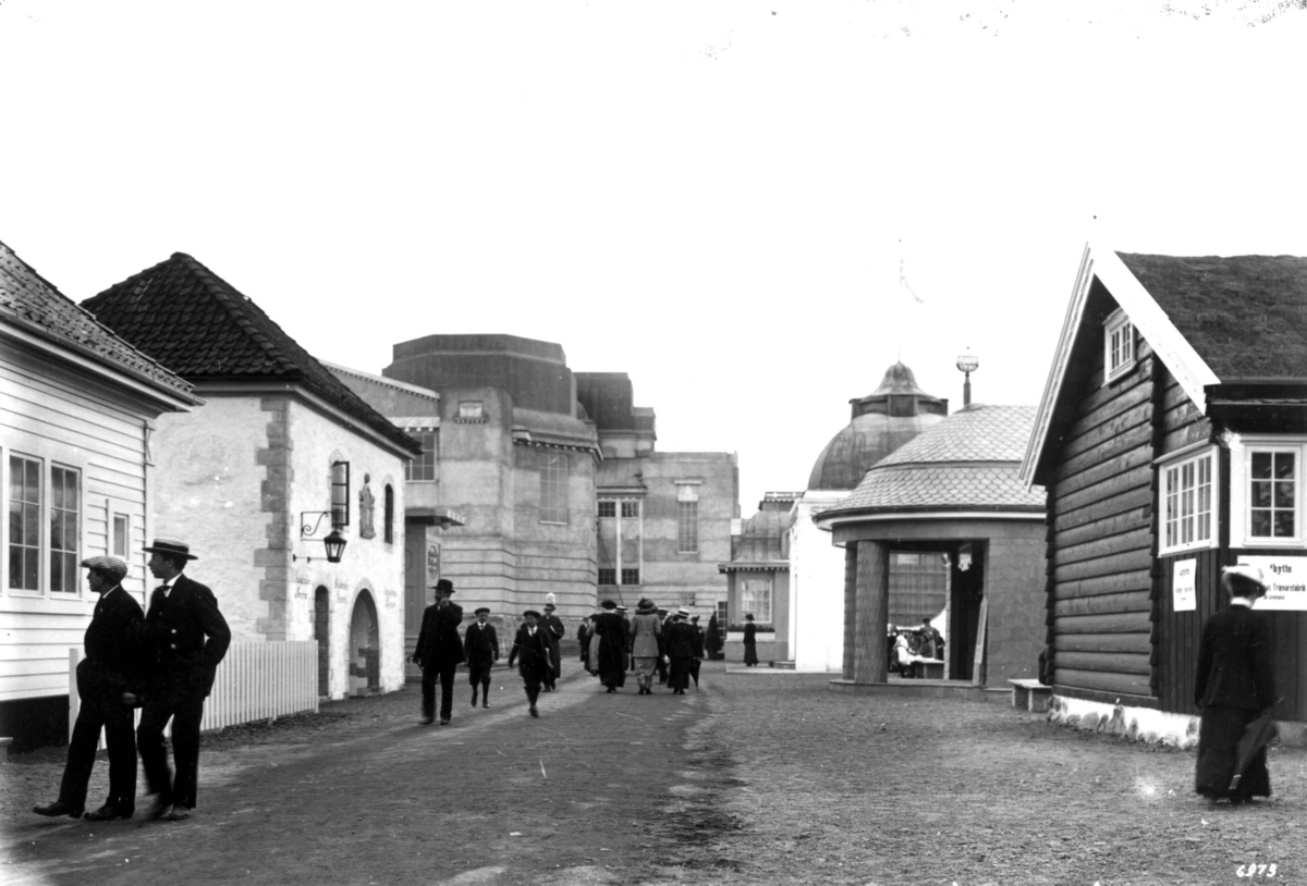Jubileumsutstillingen på Frogner, Oslo, 1914.
Utstillingsområdet med Industribygningen i bakgrunnen.  Spaserende kvinner og menn.