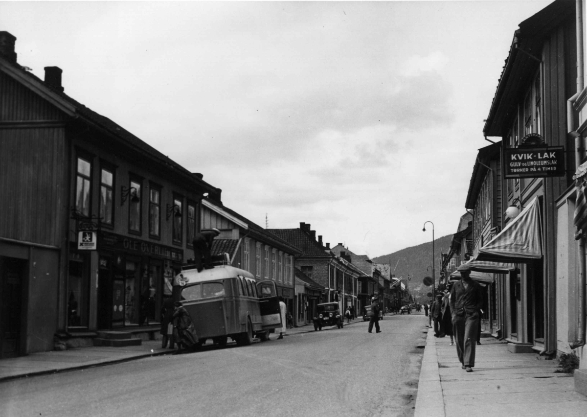 Folkeliv i en bygate i Lillehammer, tatt før 9. april 1940.