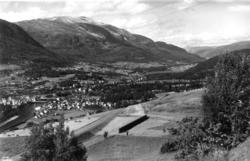 Voss 1939. Oversiktsbilde over landskap med gårder, jorder o