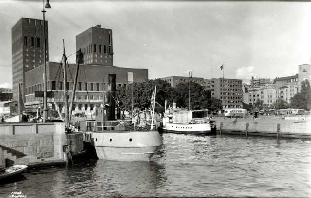 Rådhusplassen, Oslo 1939. Brygger med båter og rådhuset. Sett fra sjøen.