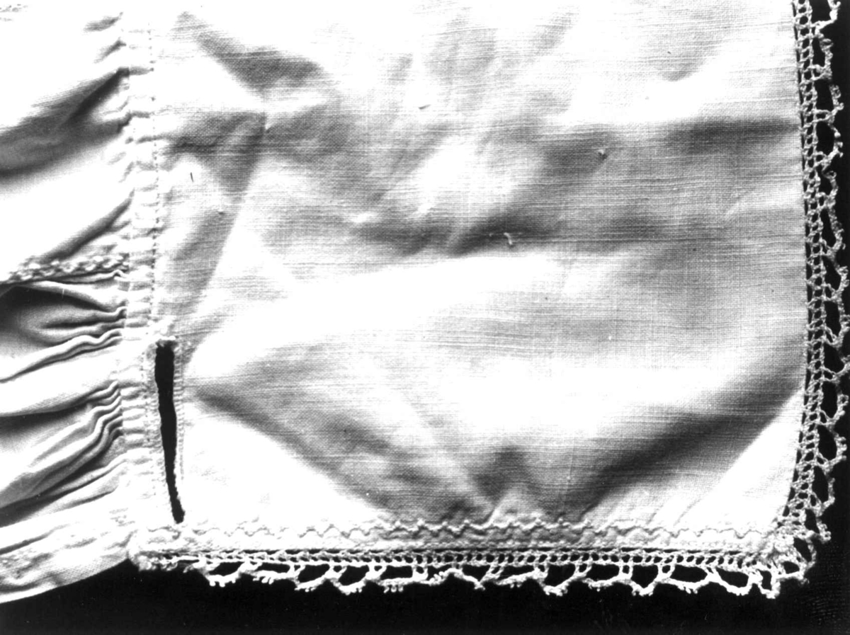 Dølemo Åmli, Aust-Agder 1940. Detalj av halslinning på brudeskjorte.