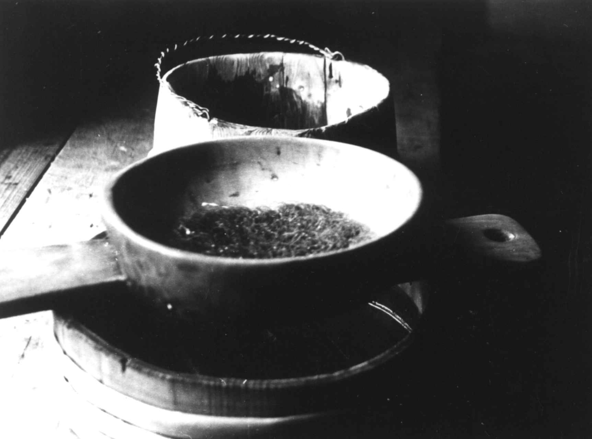 Valle, Setesdal, Aust-Agder1940.Fru Maria Håbesland siler melk.