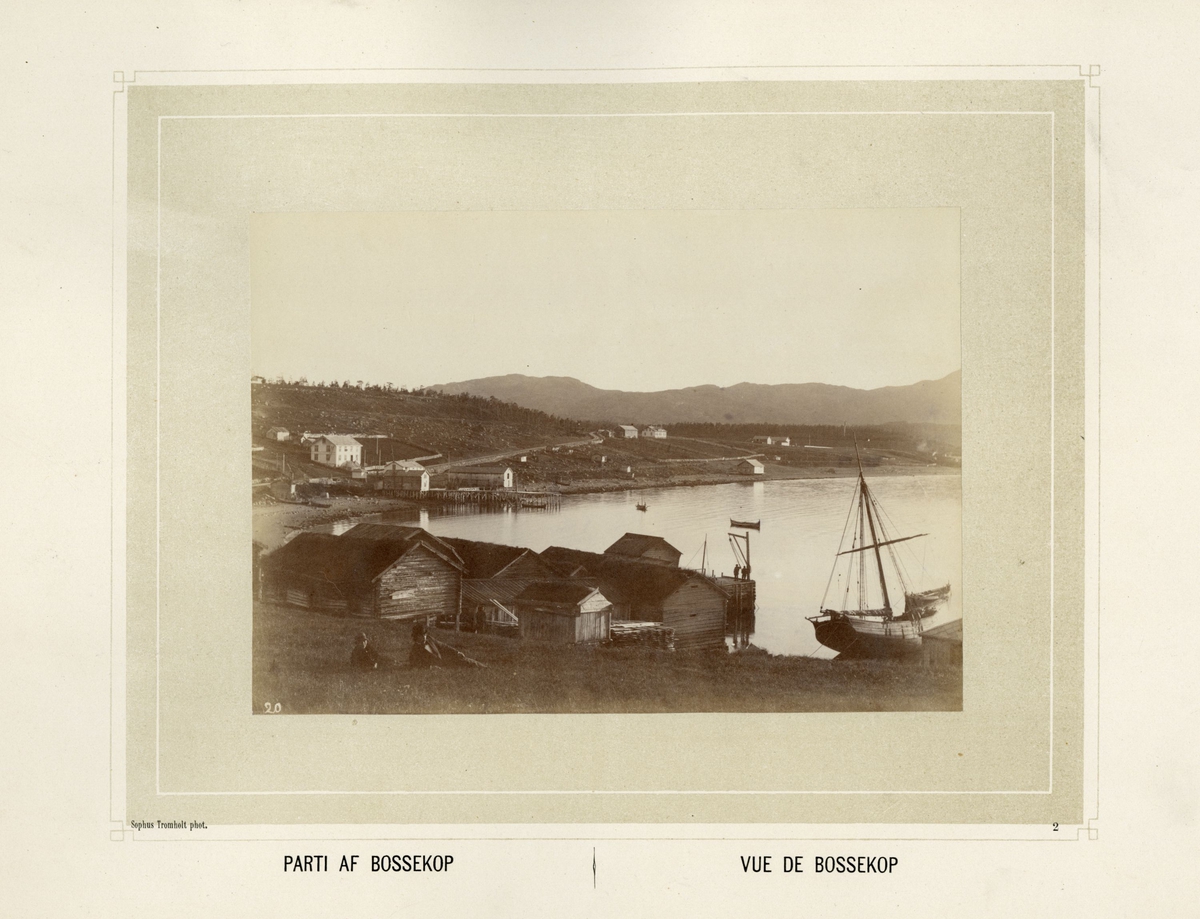 Landskap med sjø, fjell, båter og bebyggelse i Bossekop i Finnmark