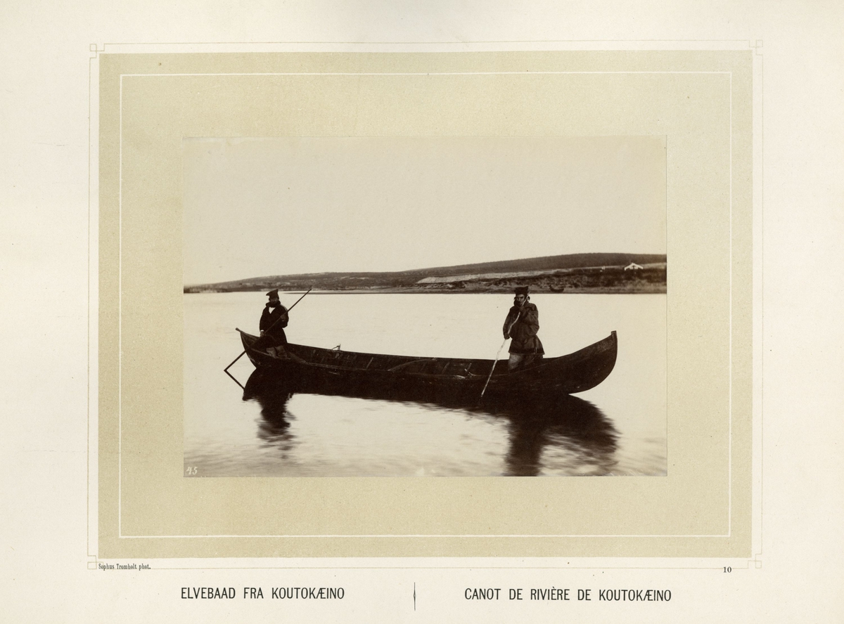 To menn står i en elvebåt fra Kautokeino.