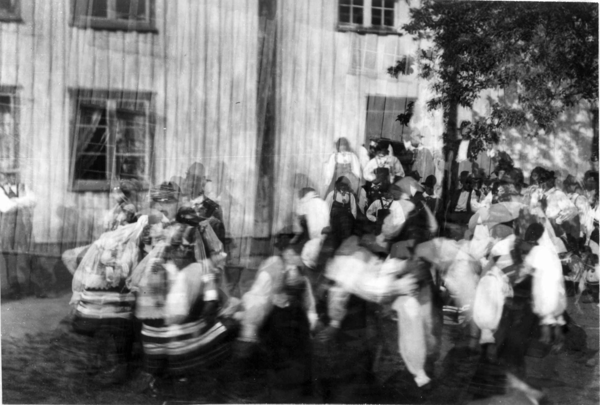 Bryllup, Valle, Setesdal, Aust-Agder, antatt 1924. Dans utendørs. Fra "De Schreinerske samlinger" (skal oppgis).