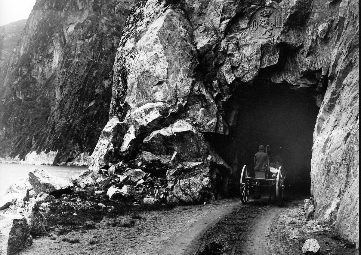 Veiparti med tunnel i Vik, Eidfjord i  Hardanger. Karjol med mann/kusk sett 