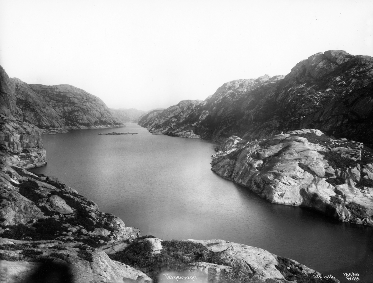 Innsjø med fjellpartier, Tellnesvannet, Sokndal, Rogaland. Malmforekomsten på Tellnes i Sokndal danner grunnlaget for Titanias aktivitet og er verdens største kjente ilmenittforekomst.