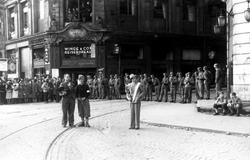 Fra Oslo under fredsdagene i 1945.Folk og militære i krysset