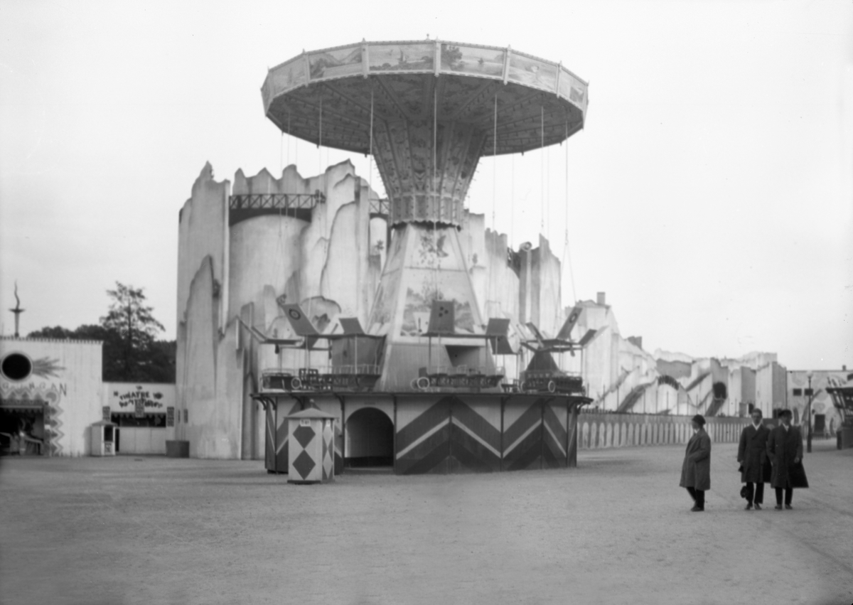 Studenter på sangerturne står foran en karusell påLiseberg, Gøteborg, Sverige. Fotografert 1924.