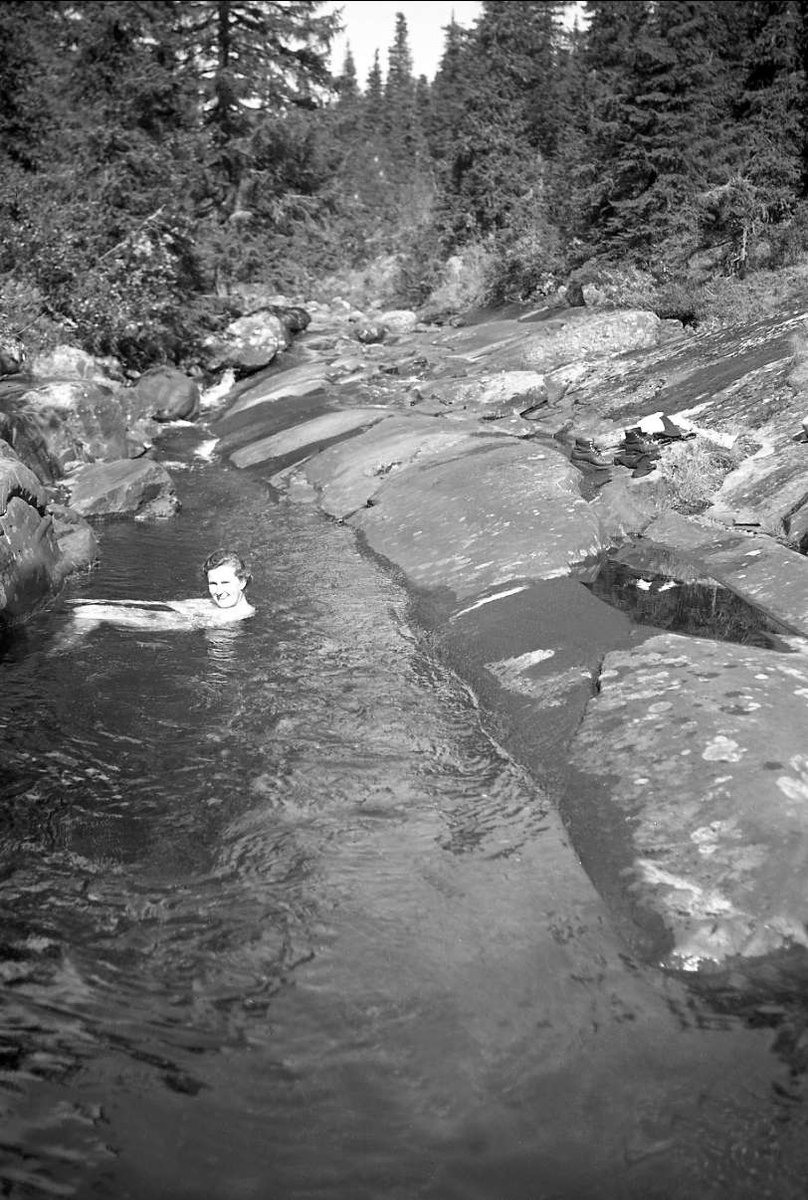 En kvinne bader i Skodøla, elv i Eggedal. 1939.