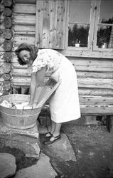 Margit Klemma vasker klær på Ligardshaugen 1940.