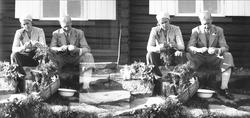 Ligardshaug 1942. Klara og Sverre Ramstad sitter på trammen 
