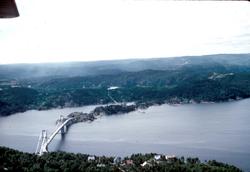 Flyfoto av Varoddbroen fra 1956 over Topdalsfjorden. Kristia