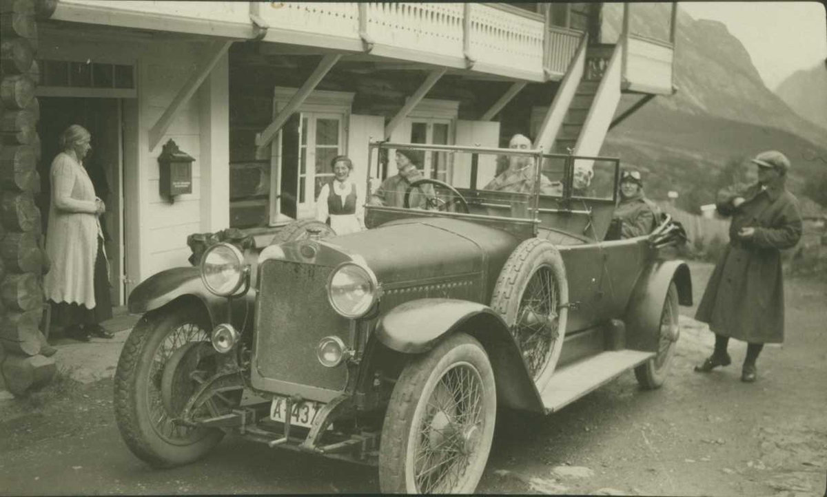 Hans Aall med venner i bil, Røysheim, Lom.  Bilen skal være en fransk Delage fra tidlig 1920-tall.