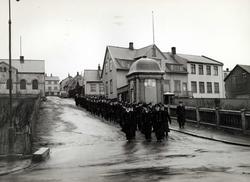 Flygere fra en norsk skvadron på Island på marsj til kirken.