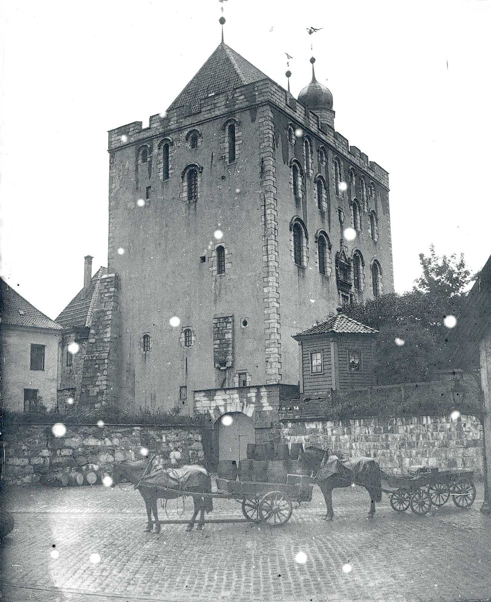 Rosenkrantstårnet i Bergen. To hestekjøretøy, et med tønner, foran.