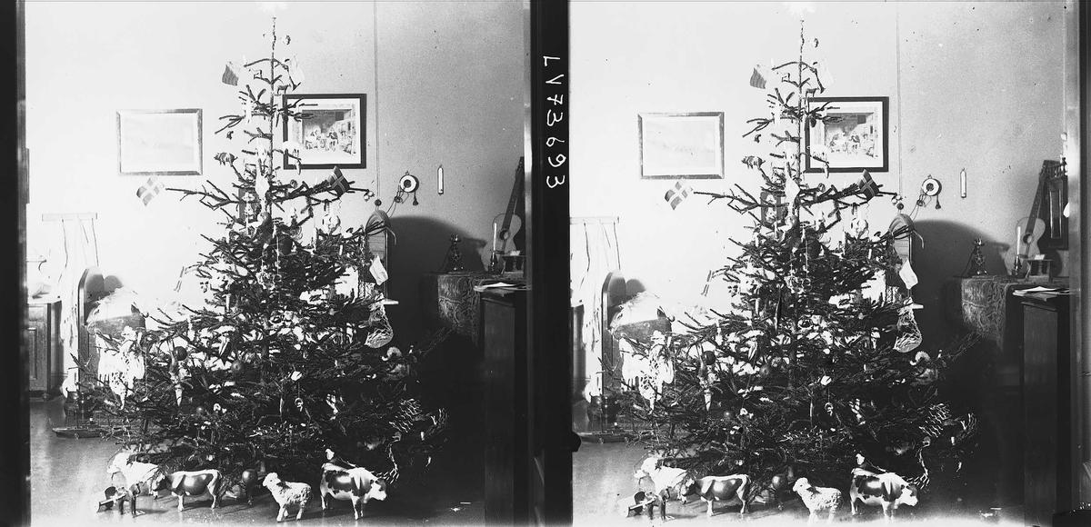 Julefeiring, interiør hos familien Q. Wiborg med juletre, lekedyr rundt, Munkedamsveien 3, Oslo, 1901.