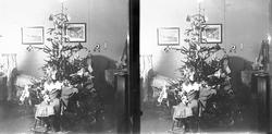 Julefeiring, Karen Q. Wiborg sitter på gyngehest foran julet