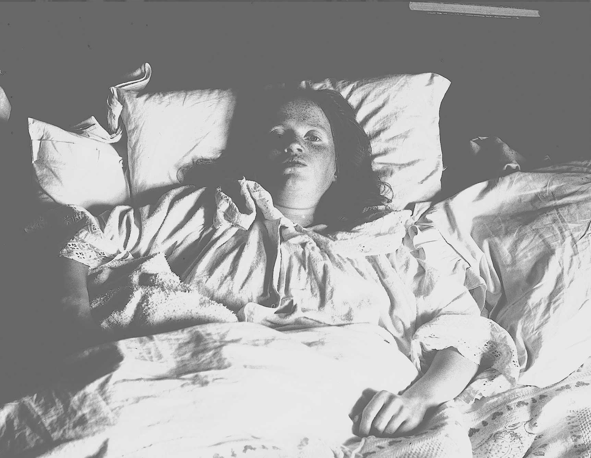 Margrethe Q. Wiborg i sengen, Digerud, Frogn, Akershus, 1907.