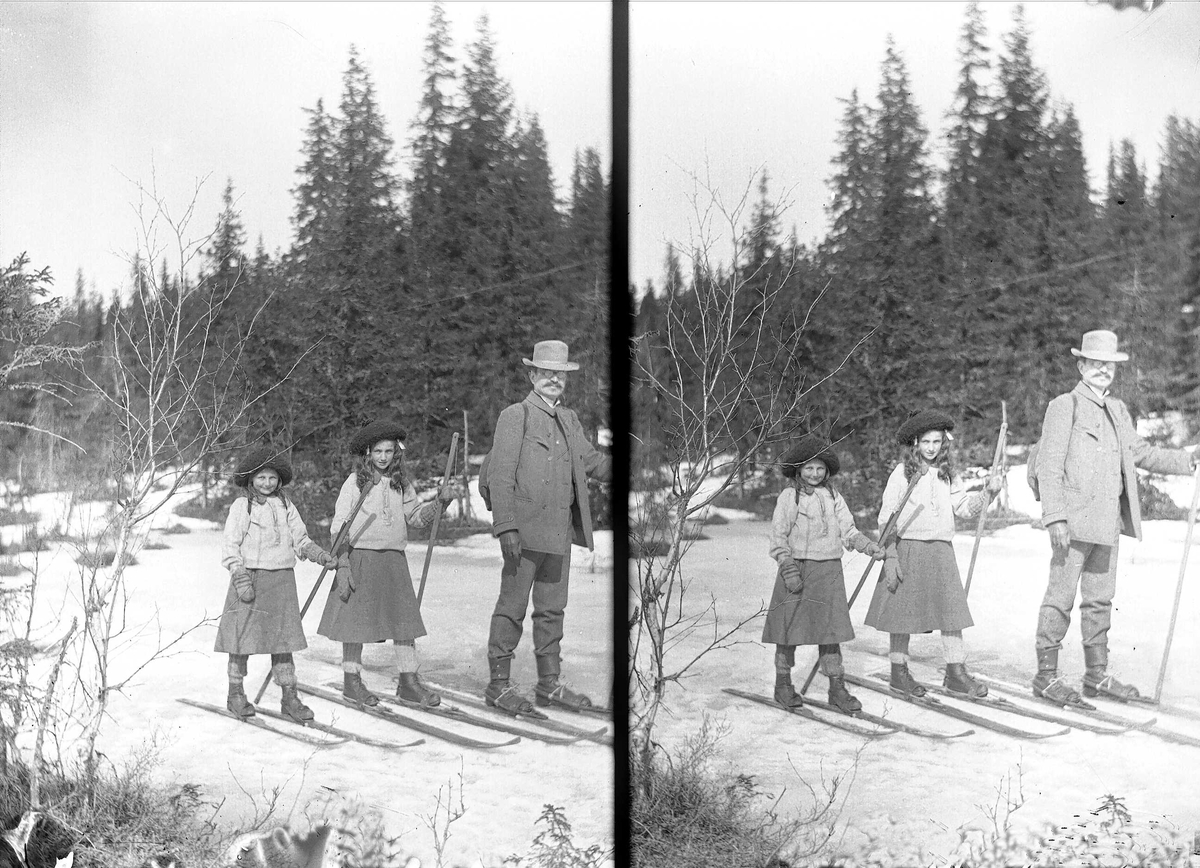 Far Axel Q. Wiborg med døtre på ski på Holoa, Hadeland, 1906.
