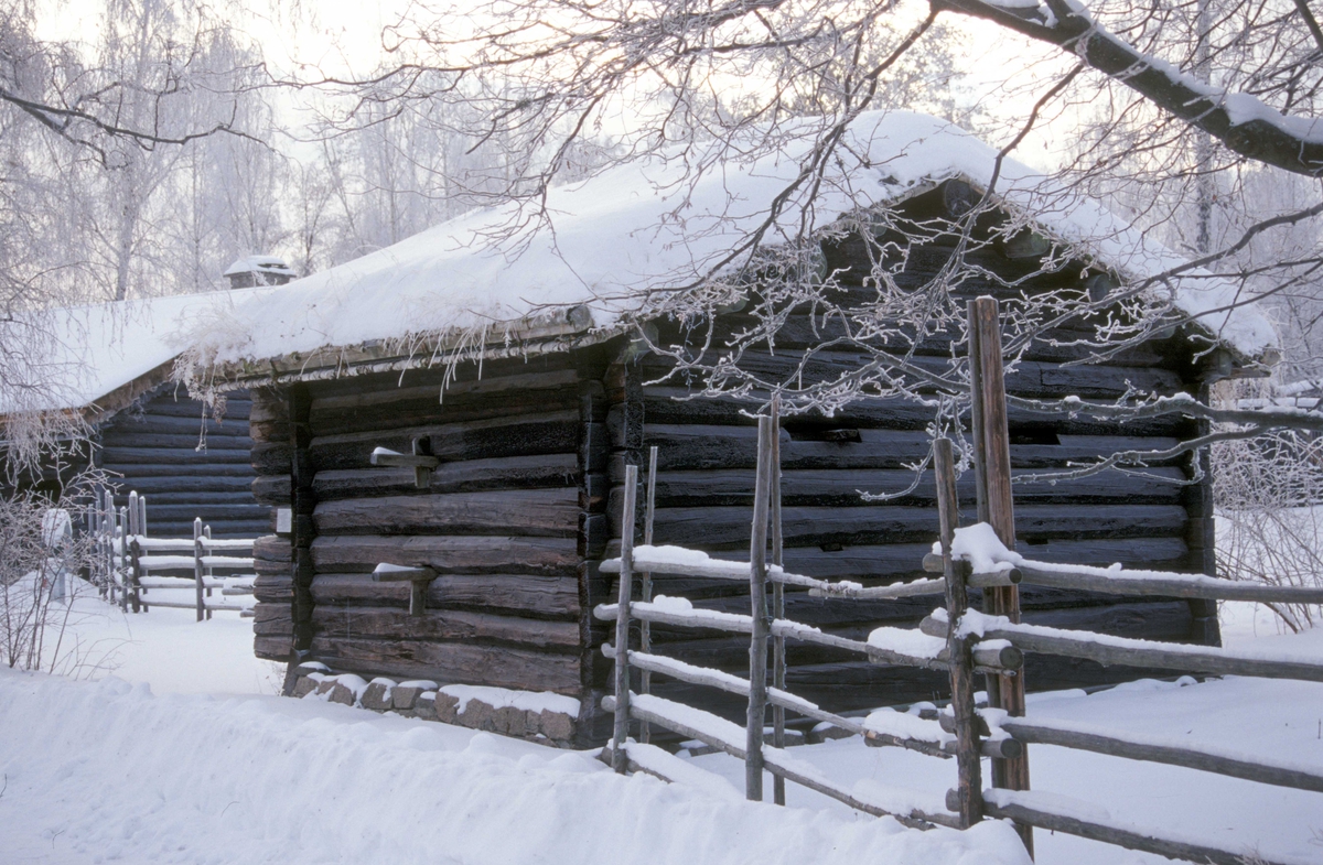 Badstue/tørkehus fra Istad,  Volbu, Østre Slidre, Valdres, bygning nummer 32 på Norsk Folkemuseum.
Valdresstua i vinterlandskap med mye snø.