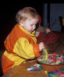 Feiring av fastelavn på Norsk Folkemuseum. Barna lager faste