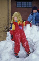 Fastelavnsdag på Norsk Folkemuseum.
Barna leker i snøfonn p