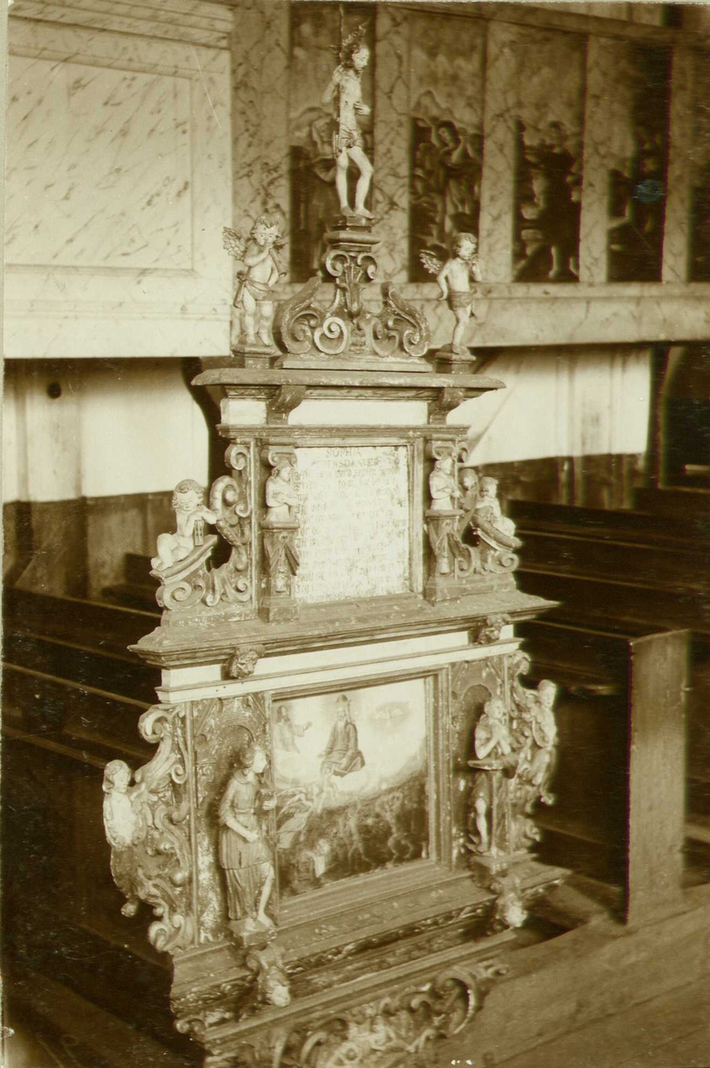 Epitafium over Sophia Alfsen, 1632, Vågå kirke, Vågå, Oppland.
Fotografert 1909.
