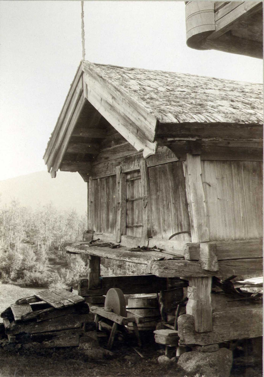 Inngangsparti på bur, Sneåsen, Tuddal, Hjartdal, Telemark. Fotografert 1908.
