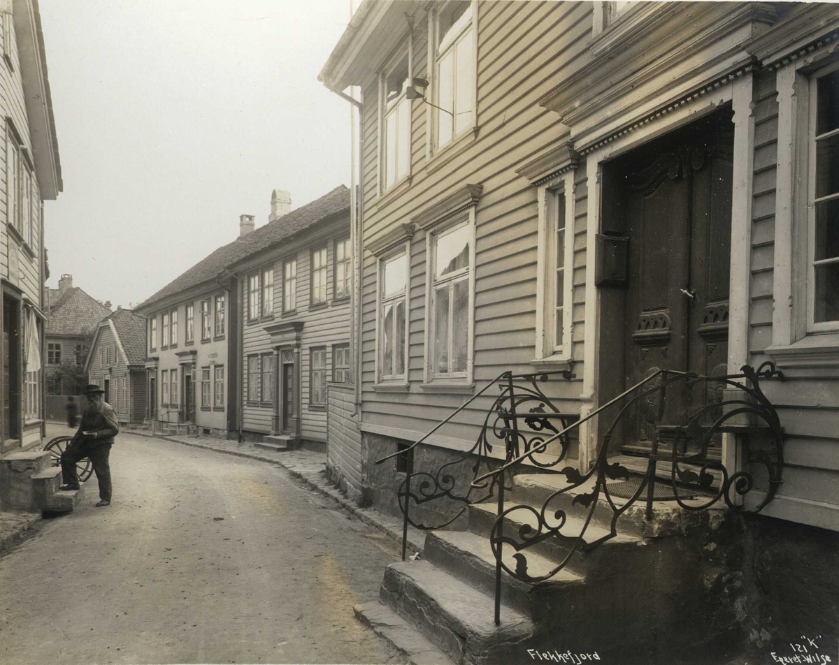 Gateparti, Flekkefjord, Vest-Agder. Smijernsgelender i forgrunnen. Fotografert 1912.