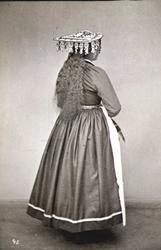 45. Brudedrakt, Voss, Hordaland. Visittkortformat.