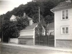 Trehus. Kalfaret, Bergen, Hordaland.   Fotografert 1912.