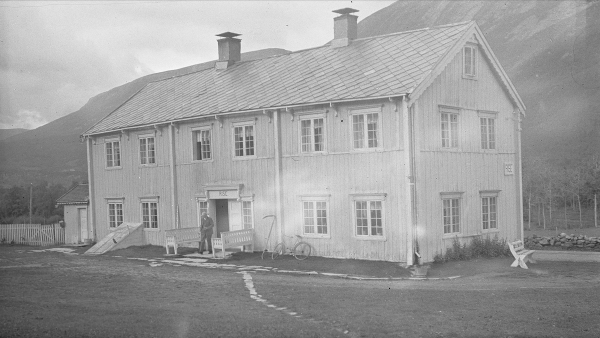 Hovedbygning, Rise skysstasjon, Drivdalen, Oppdal, Sør-Trøndelag. Fra album. Fotografert 1936.