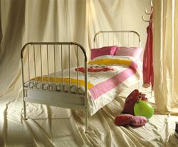 Sengegavl med sprinkler, rosa og hvitt sengetøy. Illustrasjo