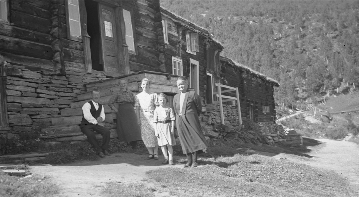 Gårdstun, Hafsåsen, Sunndal, Møre og Romsdal. Familiegruppe foran trappen. Fotografert 1937.