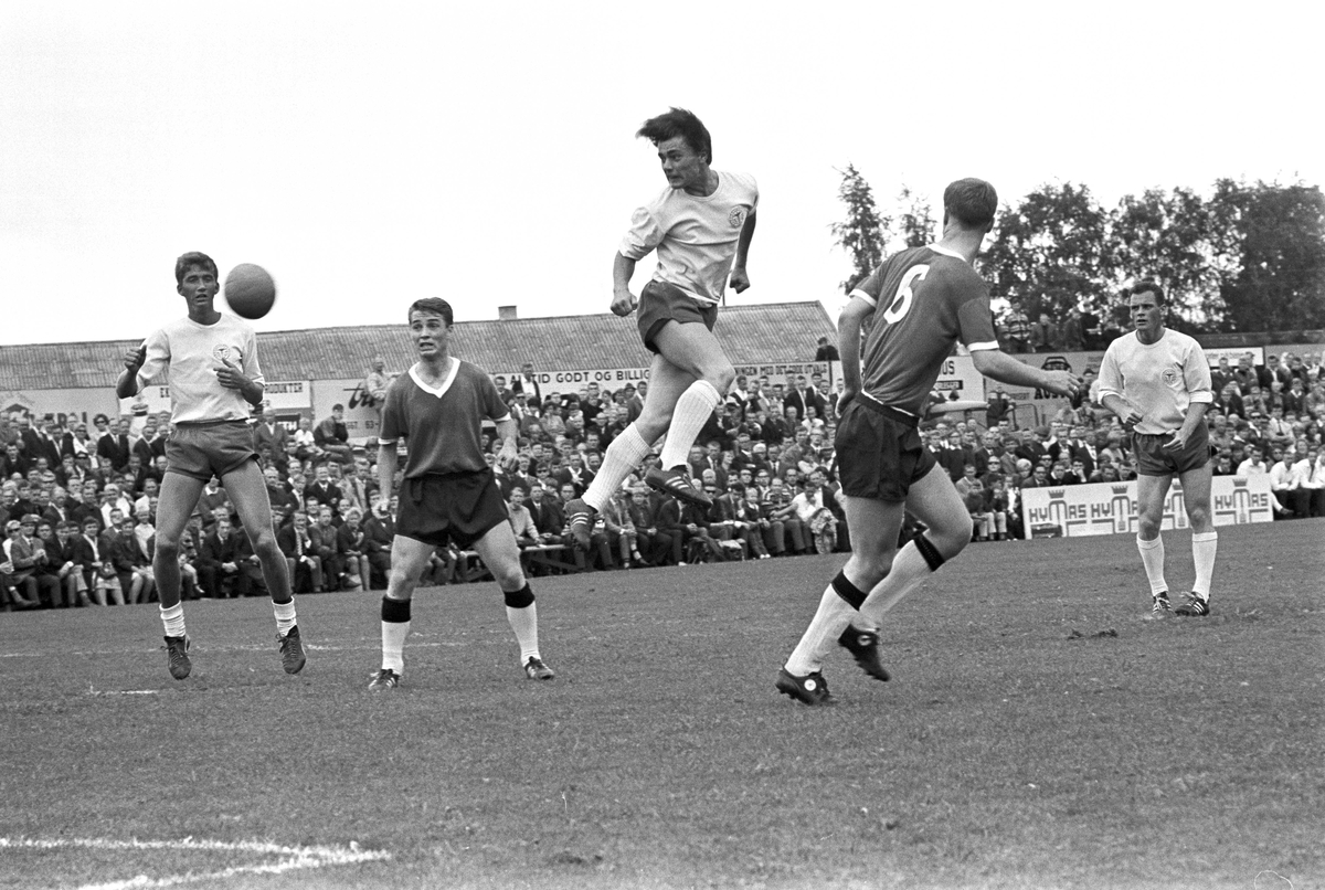 Serie. Cupkamp i 4. runde i fotball mellom Ham-Kam og Rosenborg i Hamar. Fotografert i 1967.