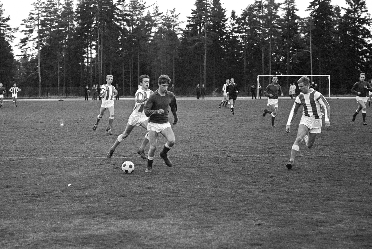 Serie. Kvartfinal i fotball for juniorer på Abildsbø. Fotografert sept. 1967.