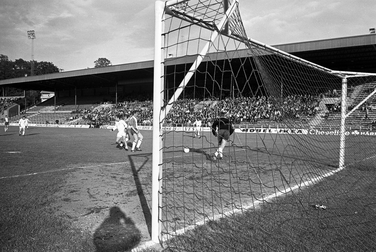 Serie. Fotballkamp mellom Lyn og Dundee united (2-0) på Ullevål stadion, Oslo. Fotografert 25. juni 1968.