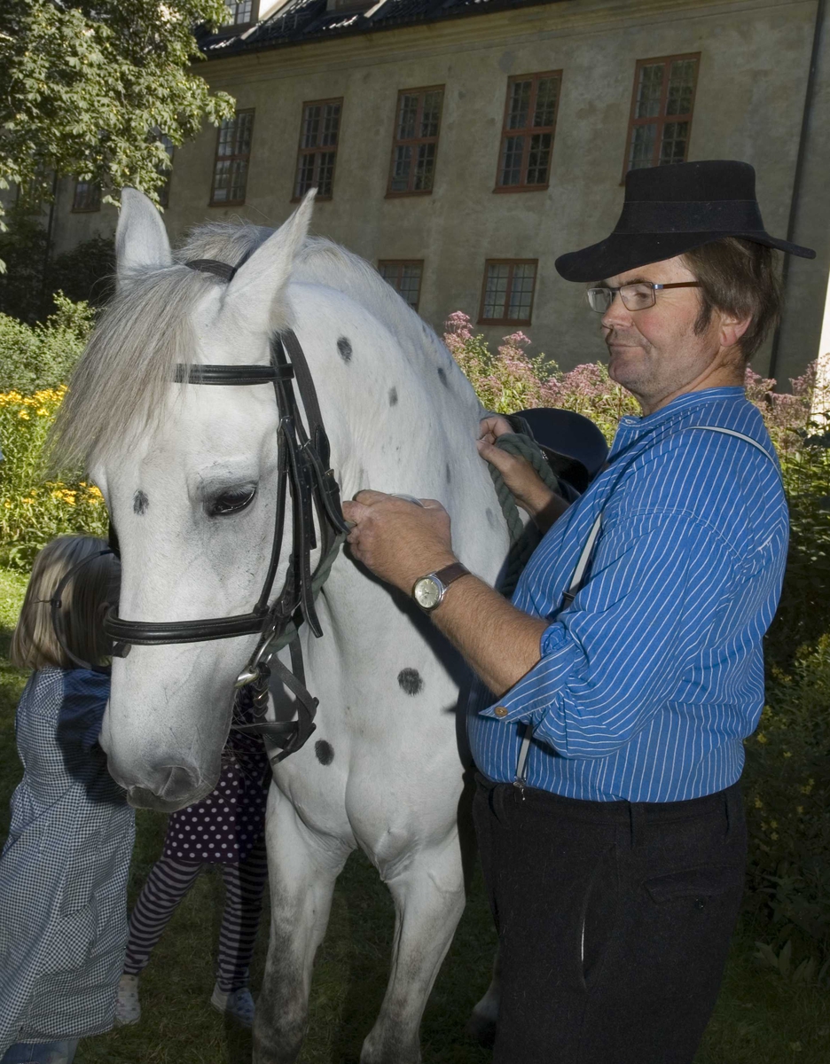 Arrangement i forbindelse med Astrid Lindgren 100 år, søndag 26.08.2006.
Per Dannevig sammen med "Lille Gubben", hesten til Pippi.