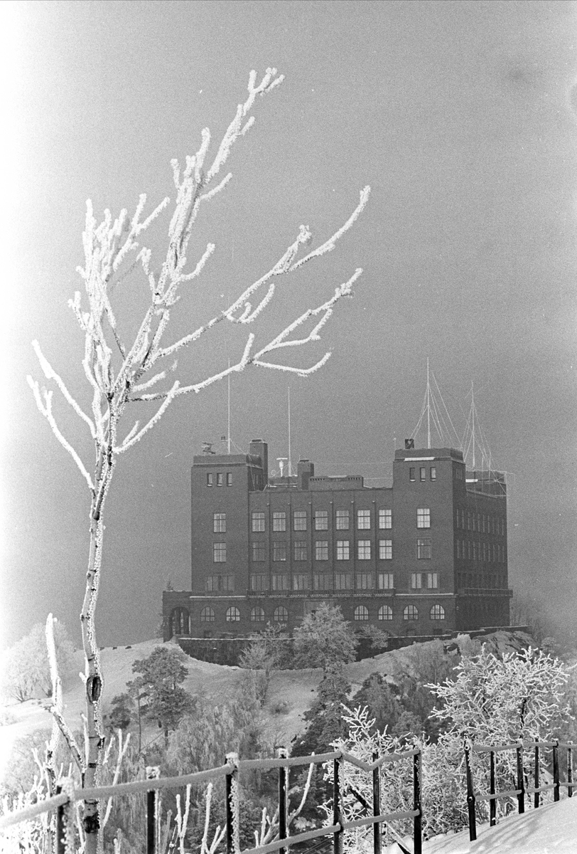 Serie. Sjømannskolen, Ekeberg, Oslo. Skolebygningen og skip fortøyd nedenfor.