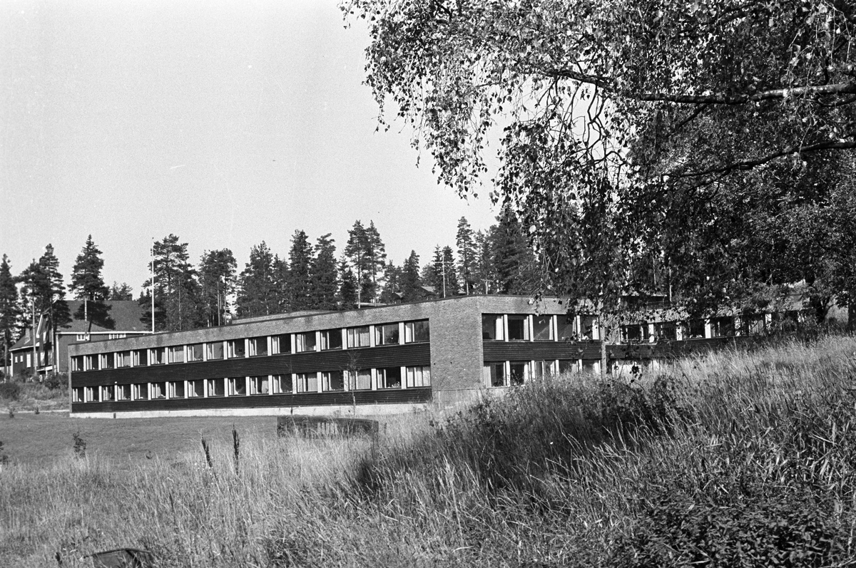 Lørenskog, september 1967. Bildet er tatt på Løken mot nord og viser det nye Lørenskog sykehjem. I bakgrunnen skimtes Bøndernes hus.