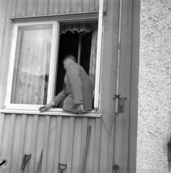 Ny tid for radio og fjernsyn, mann i vinduskarmen, montering