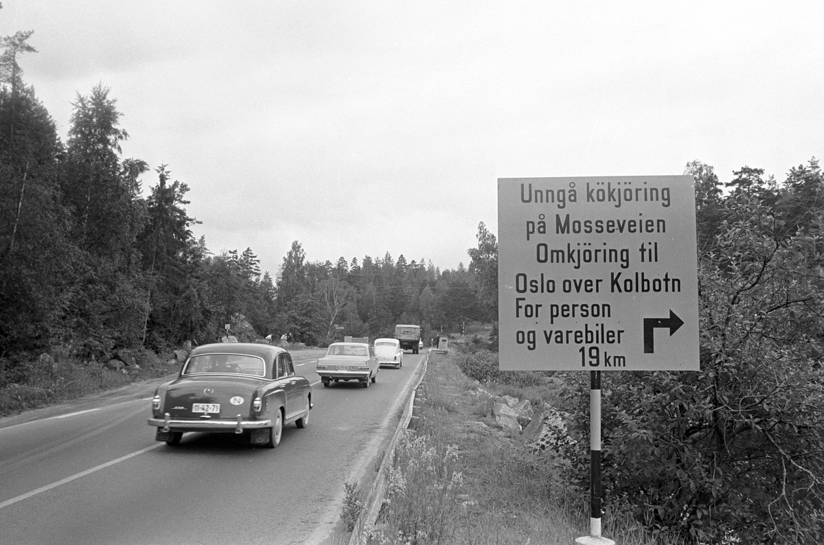 Serie. Veireportasje mellom Ski og Oslo. Fotografert juli 1964.