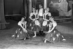 Serie. Fra ballettforestillingen "Coppelia" med Anne Borg og