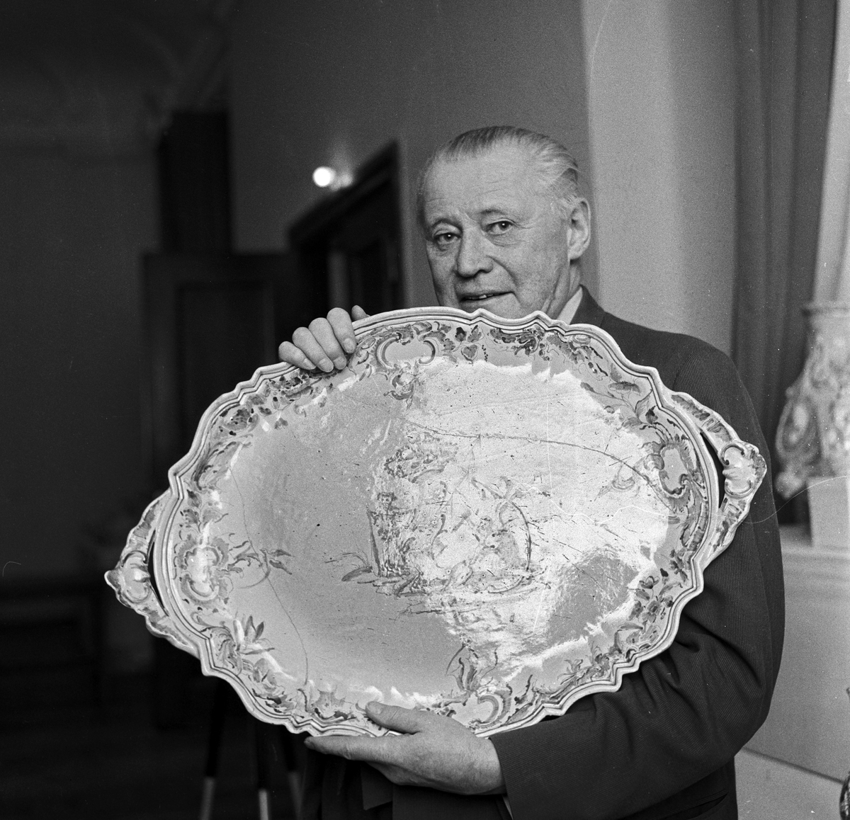 Serie. Utstilling av Herrebø fajanse. Fotografert april 1959.