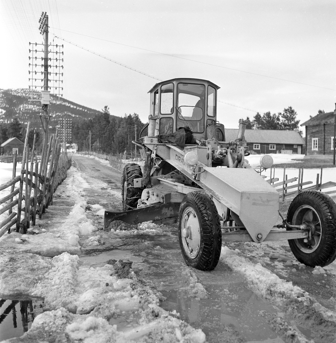 Serie. Teleløsning på veiene i Østerdalen. Fotografert april 1955.

