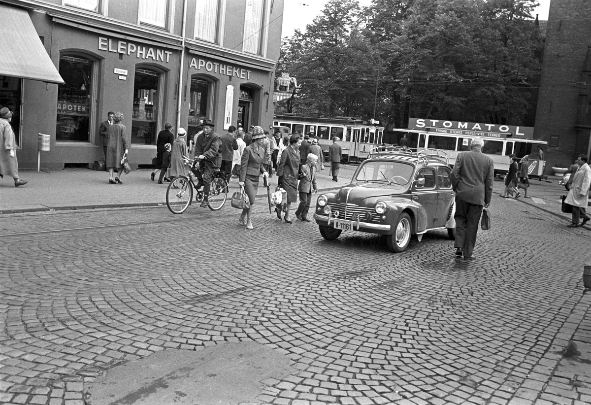 Serie. Trafikkbilde i Oslo sentrum, med fotgjengere, biler og trikk i bygatene. Fotografert september 1960 og 1961.